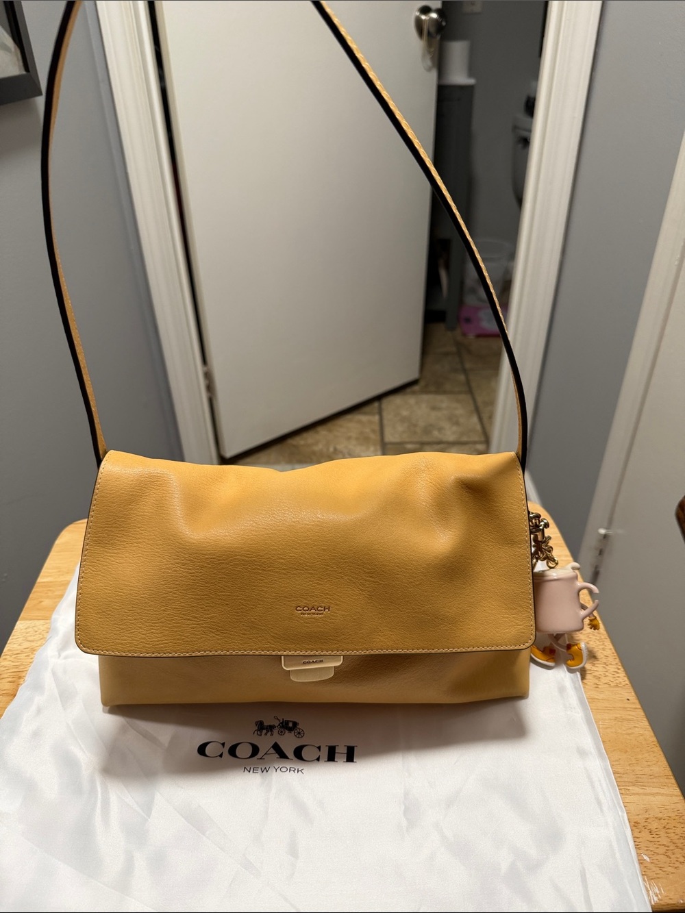 Coach Chelsea Shoulder Bag 30 Leather Shoulder Bag in Yellow Like New